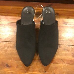 NWT BEAUTIFUL BLACK MULE HEEL
